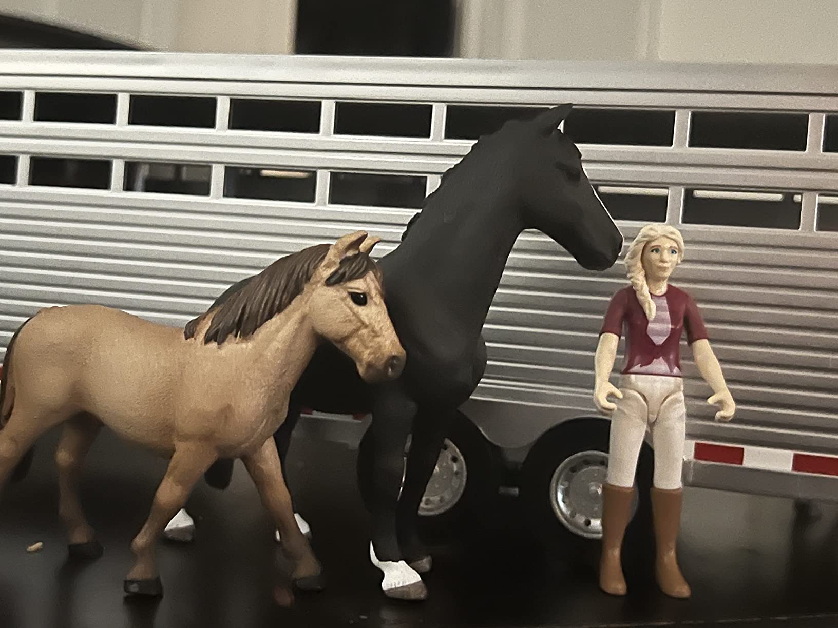 Big Country Toys - Sundowner Horse Trailer with Gooseneck Trailer Hitch for Farm Toys & Toy Trucks with Working Rear and Side Doors 1:20 Scale customer photo 1