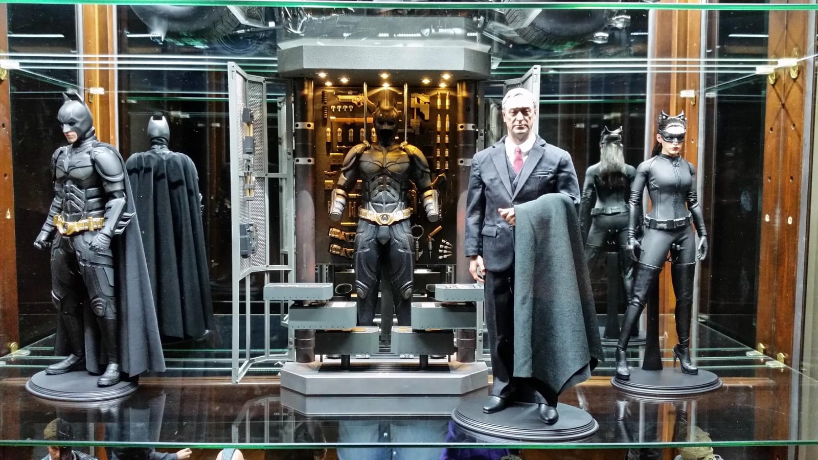 Batman Dark Knight Rises 1/6 Scale Collectible Figure Set Batman Armory, Alfred & Batman customer photo 1