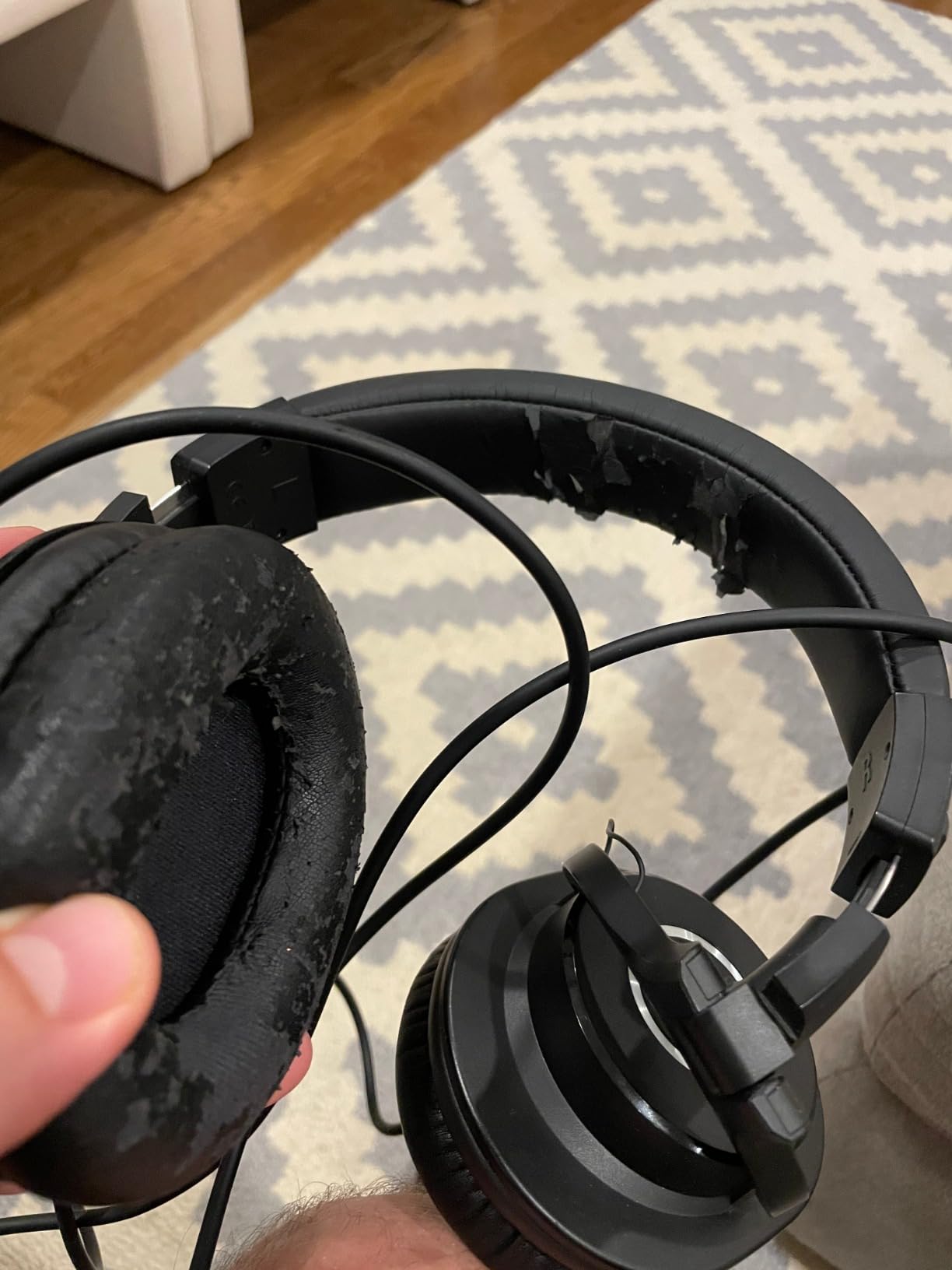 Audio-Technica ATH-M40x Professional Studio Monitor Headphone, Black, with Cutting Edge Engineering, 90 Degree Swiveling Earcups, Pro-Grade Earpads/Headband, Detachable Cables Included customer photo 2
