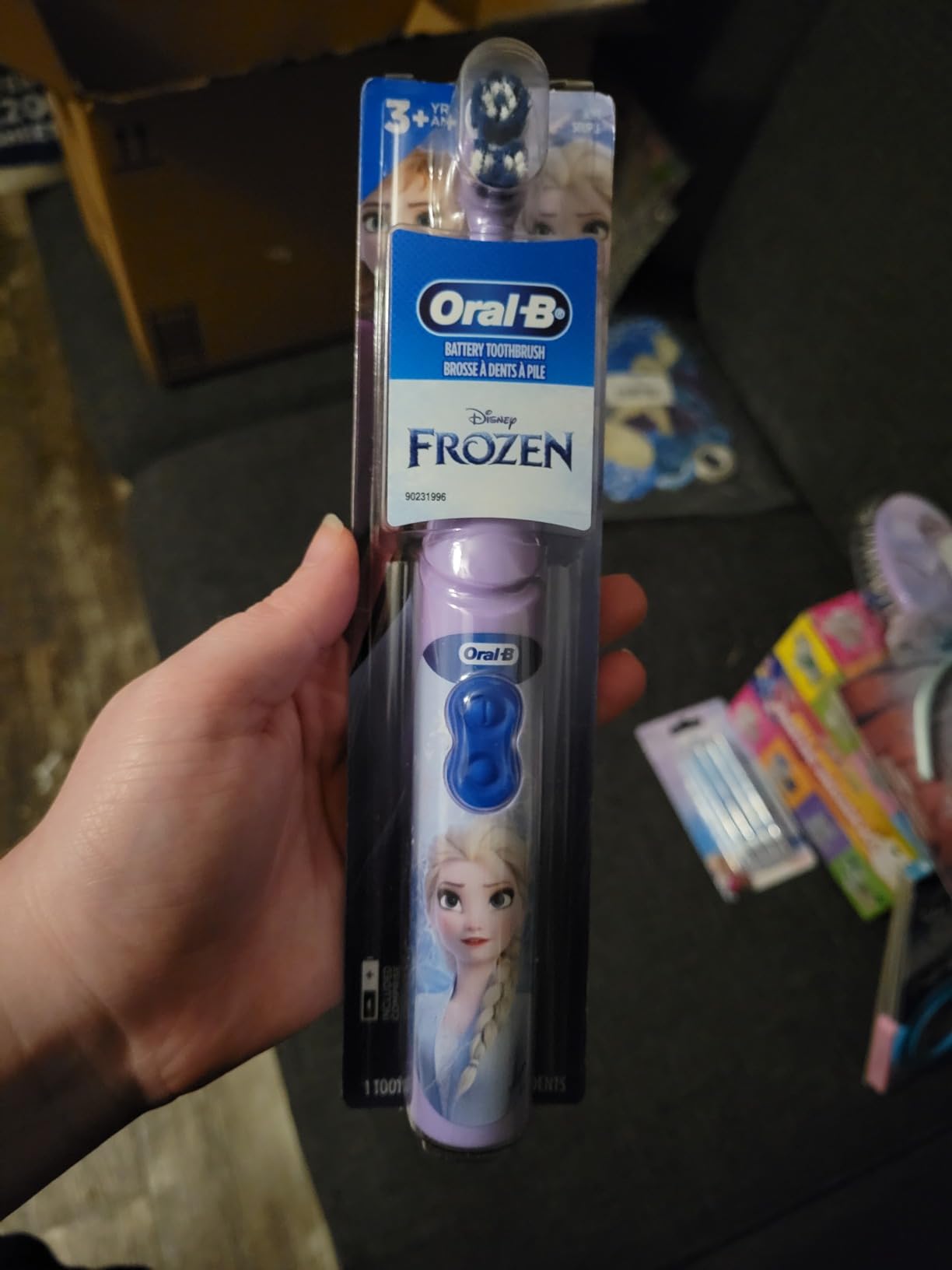Oral-B Kids Battery Power Electric Toothbrush Featuring Disney's Frozen for Children and Toddlers age 3+, Soft customer photo 1