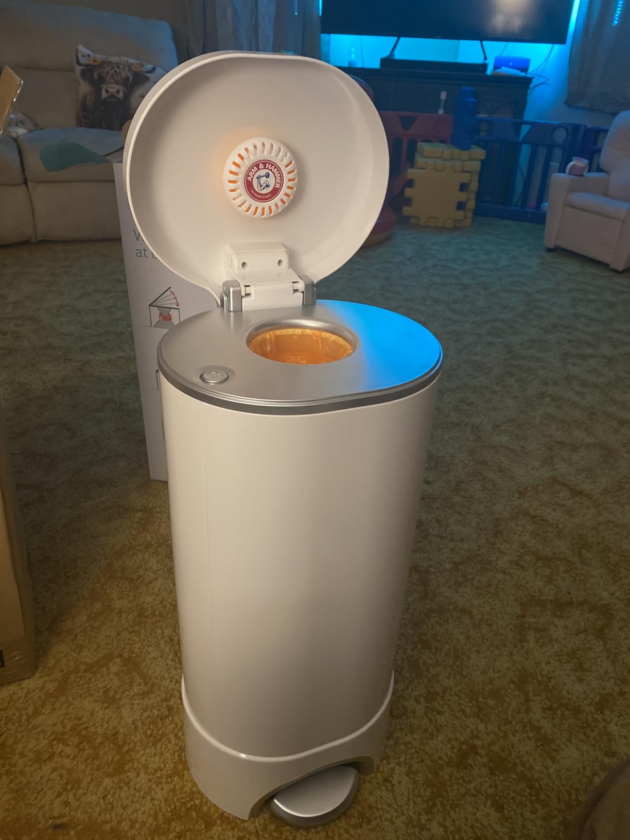 Munchkin STEP Diaper Pail Powered by Arm & Hammer, #1 in Odor Control, Award-Winning, Includes 1 Snap, Seal & Toss Bag, 1 Starter Refill Ring, and 1 PUCK Baking Soda Cartridge customer photo 2