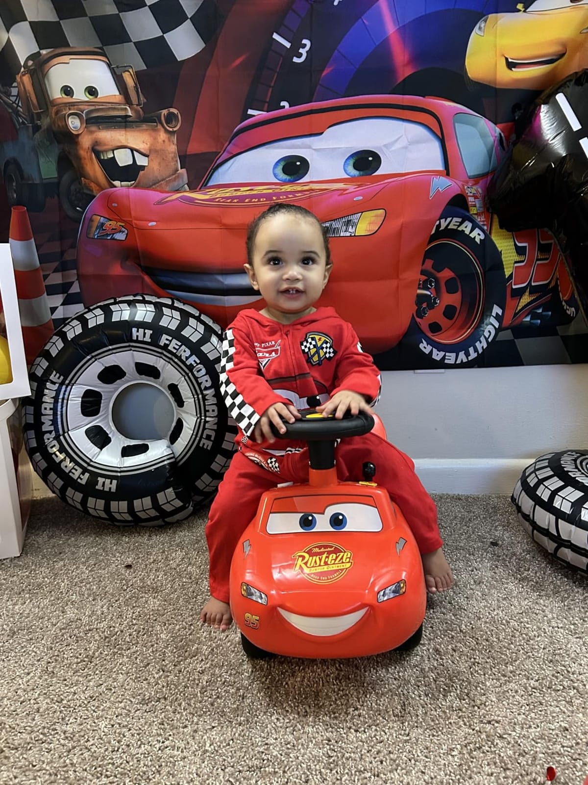 Kiddieland Lightning McQueen Ride-On Car, Foot-to-Floor Racer for Toddlers customer photo 1