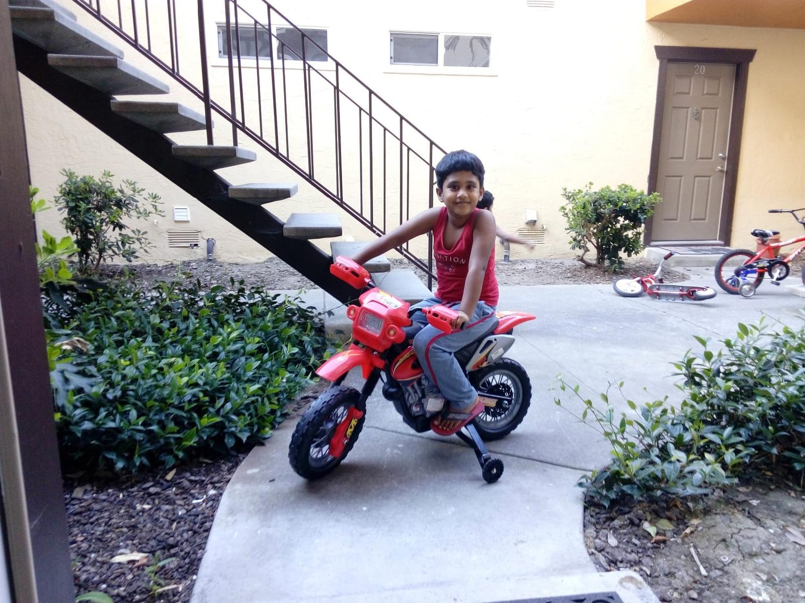 Aosom 6V Kids Motorcycle Electric Motorcycle Dirt Bike Style Ages 5-8 Red customer photo 2