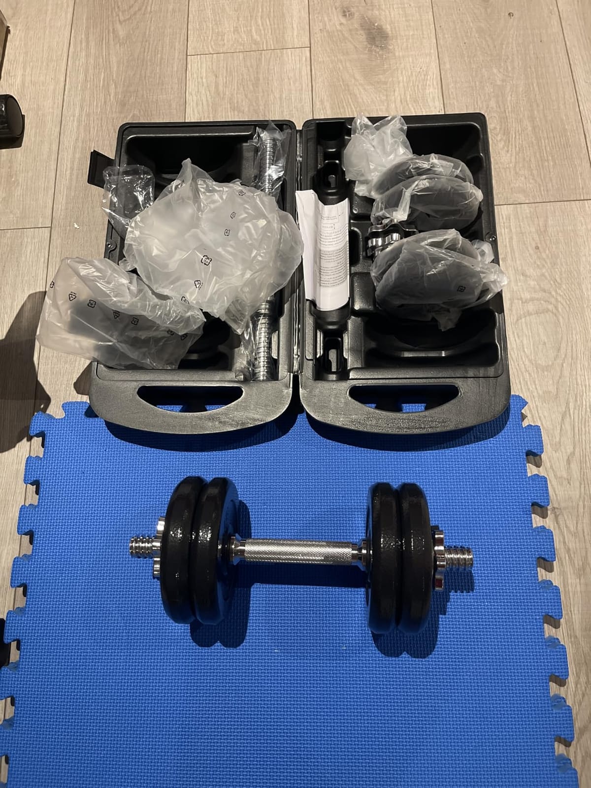 Amazon Basics Adjustable Dumbbell Hand Weight Set with Storage Case, Portable, Secure, 38 Pounds, Black customer photo 1