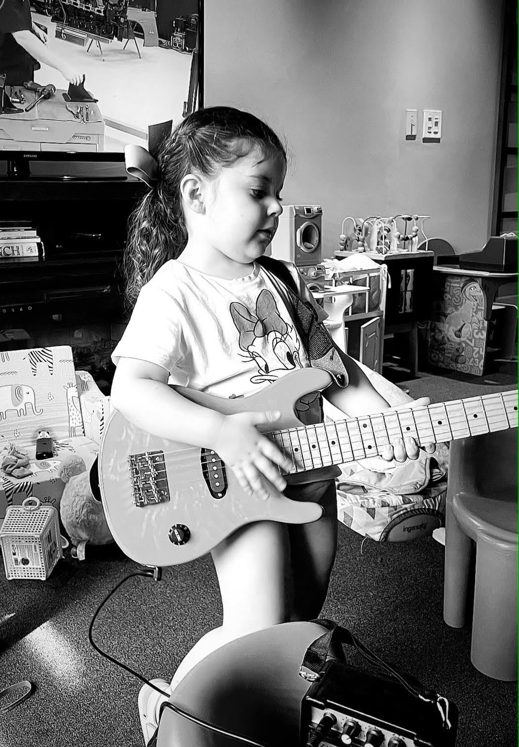 ZENY 30 inch Kids Electric Guitar with 5w Amp, Gig Bag, Strap, Cable, Strings and Picks Guitar Combo Accessory Kit (Black) customer photo 1