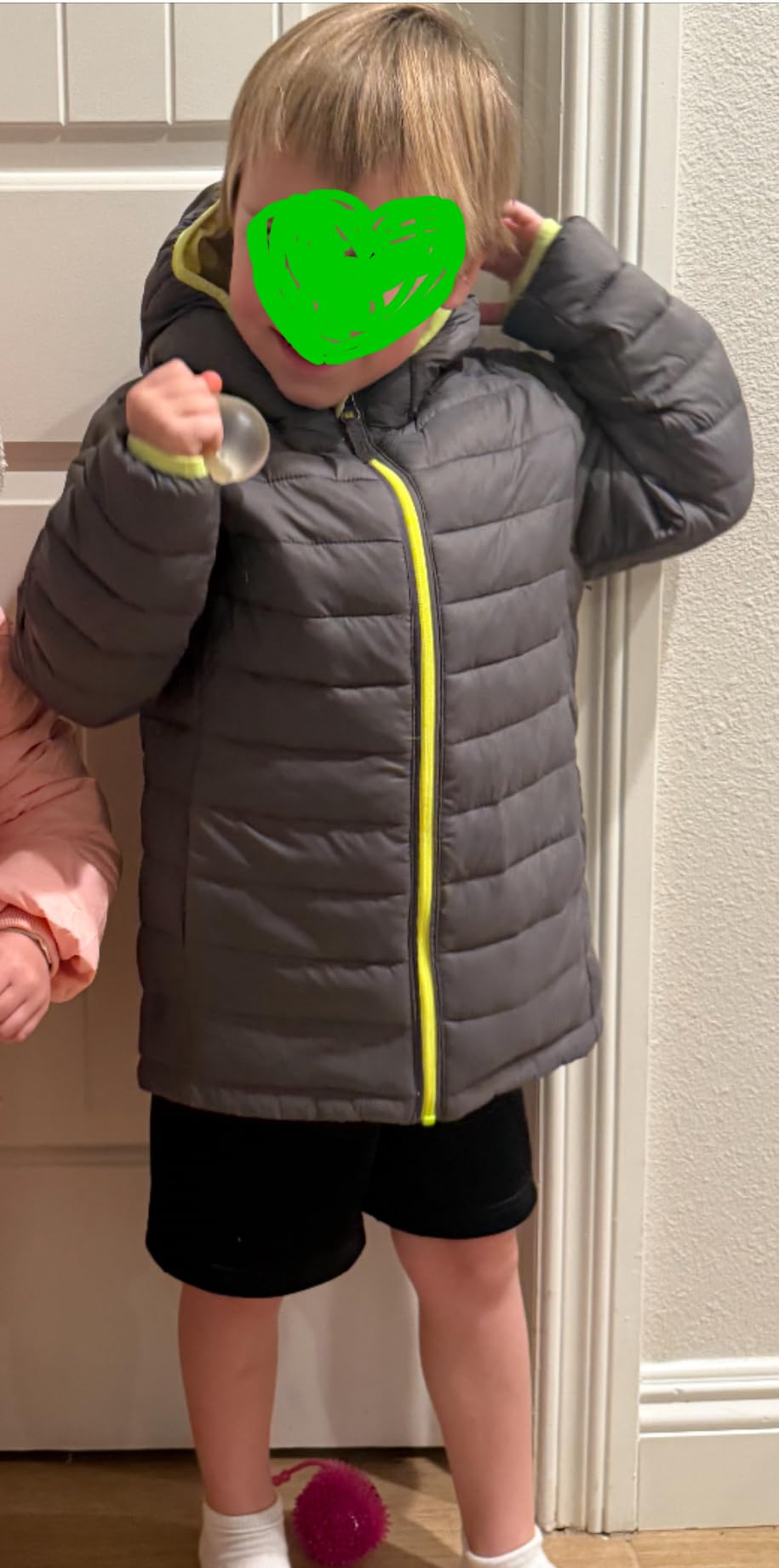 Amazon Essentials Boys and Toddlers' Lightweight Water-Resistant Packable Hooded Insulated Puffer Jacket customer photo 1