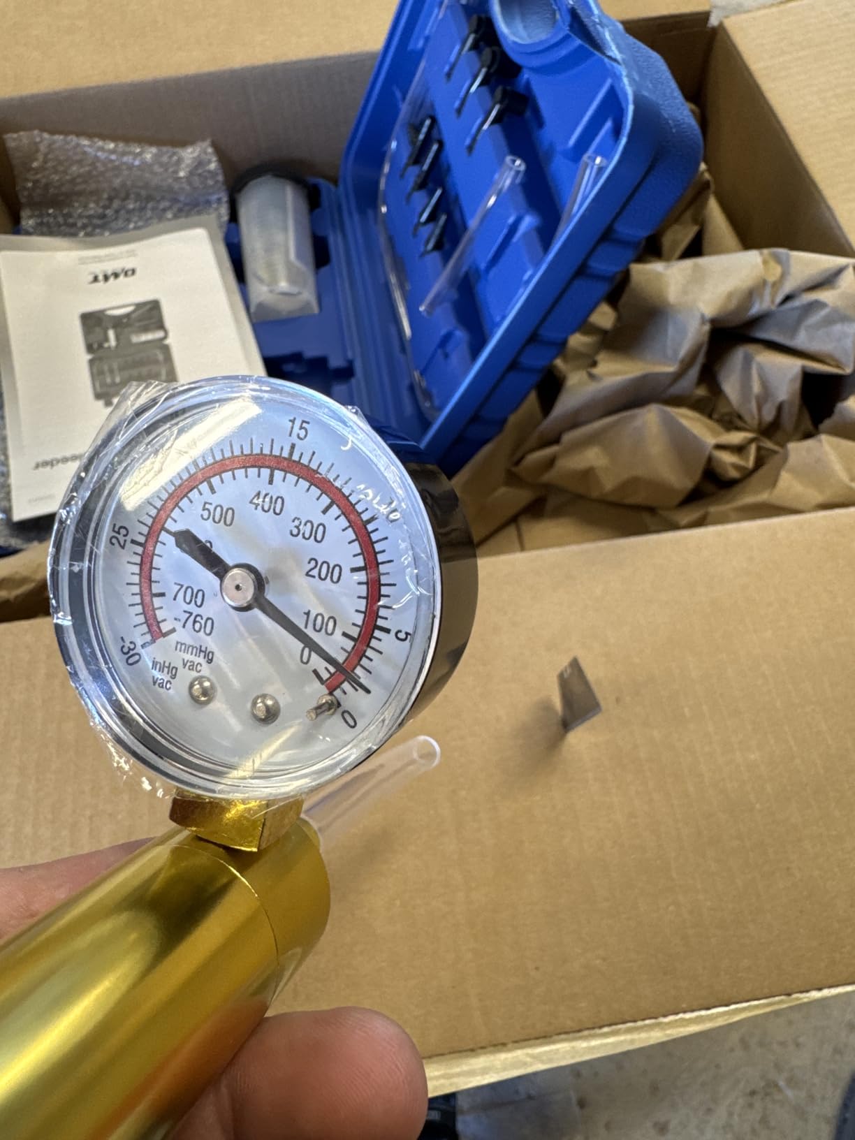 OMT One-Man Brake Bleeding Kit with Hand Vacuum Pump and Dial Gauge, Blue customer photo 1