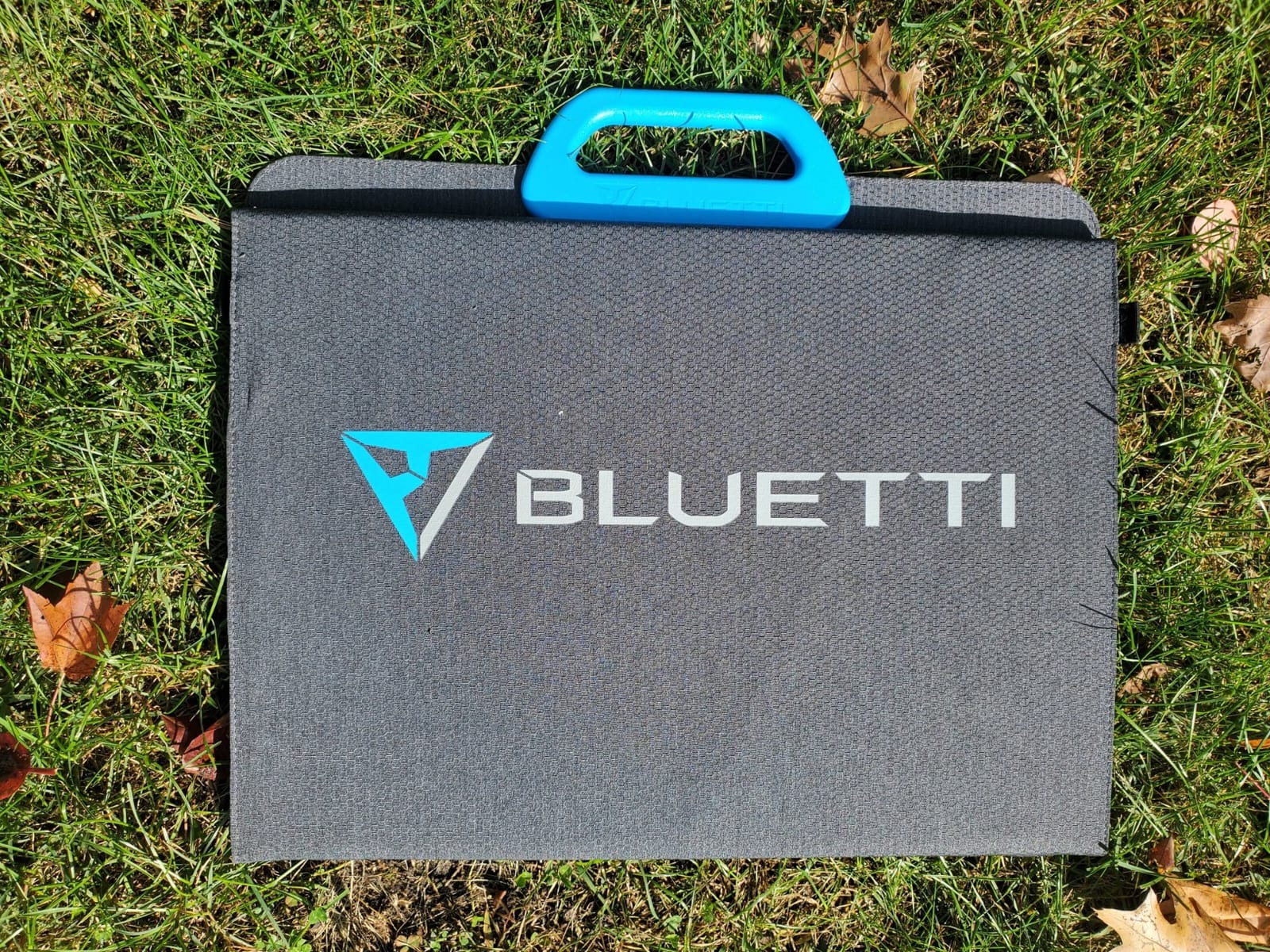 BLUETTI 100W Portable Solar Panel 23.4% High Efficiency IP67 Waterproof customer photo 1