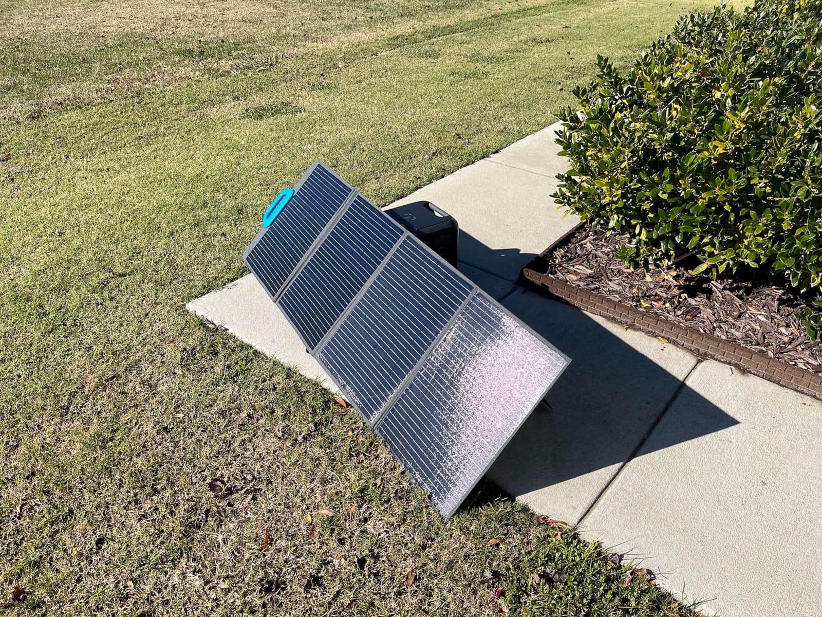 BLUETTI 100W Portable Solar Panel 23.4% High Efficiency IP67 Waterproof customer photo 2