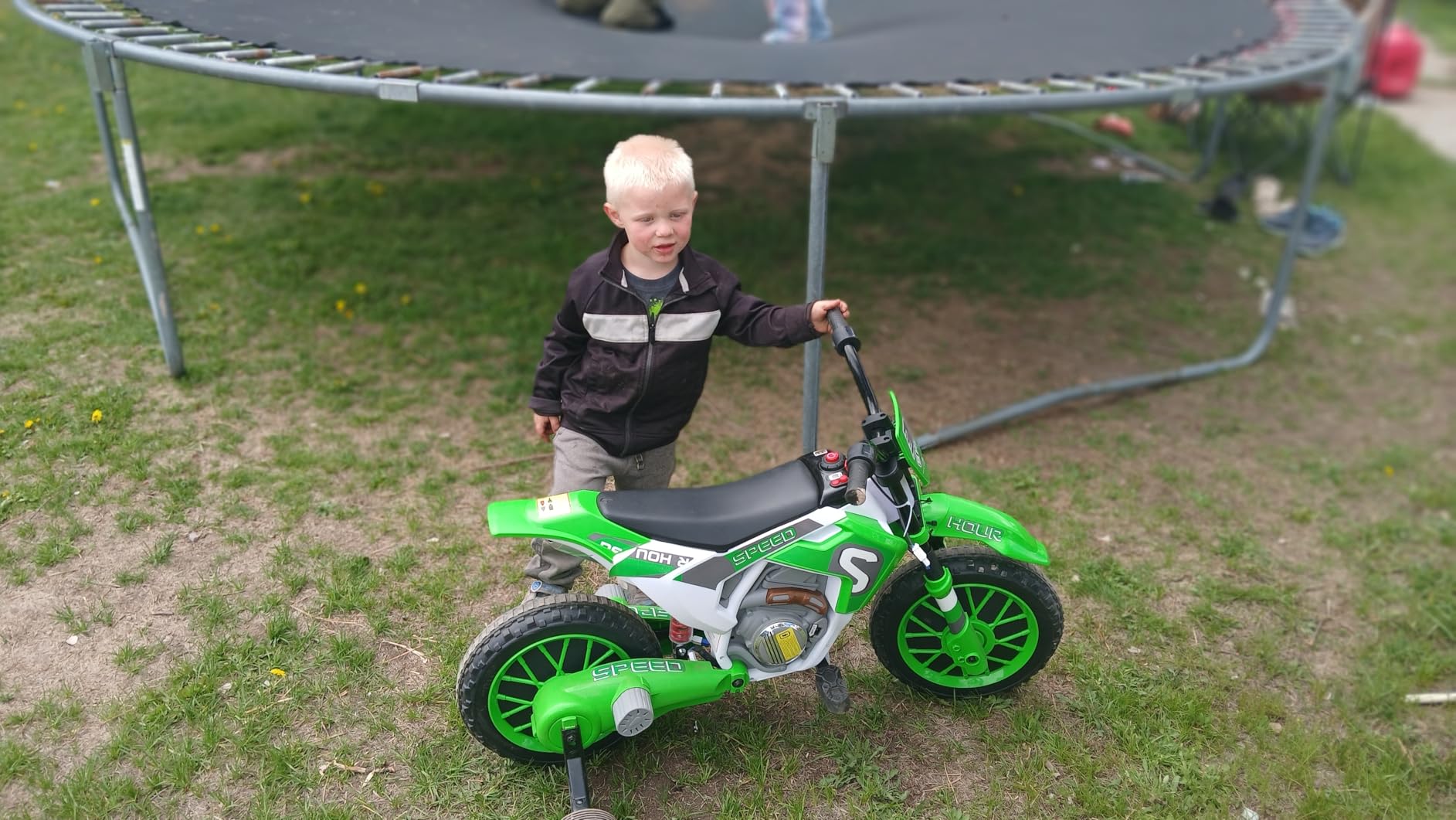 Aosom 12V Kids Motorcycle w/Treaded Tires, 5mph Top Speed for Kids, Green customer photo 2