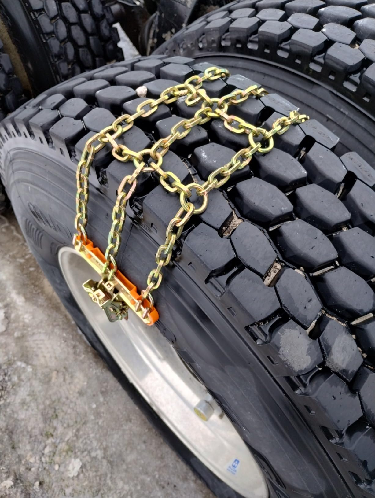 Emergency Snow Chains, Tire Chains with Thickened Manganese Steel for Car Truck SUV in Ice, Sand and Mud(8 Packs, Tire Width 195-235mm) customer photo 2