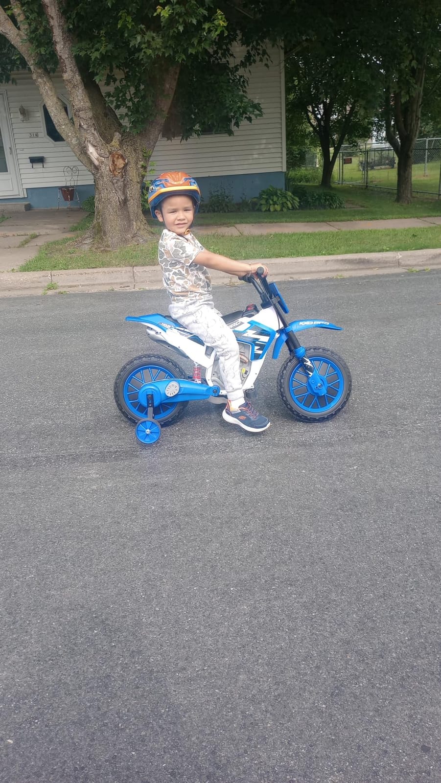 JOYLDIAS Kids Motorcycle, 12V7A Battery-Powered Ride On Motorcycle for Kids customer photo 1