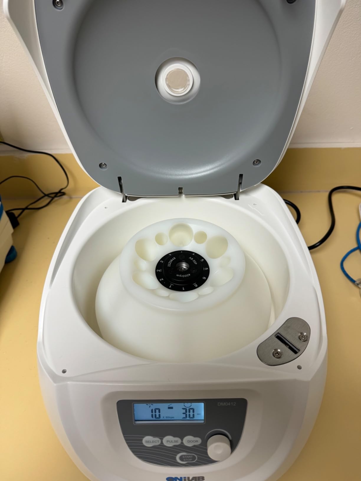 ONiLAB Benchtop Centrifuge, 6X50ml, 300-4000RPM, Max 1800×g | Compatible with 6X15ml/10ml/7ml/1.5-5ml Tubes, Digital Display and 30sec-99min Timer customer photo 1