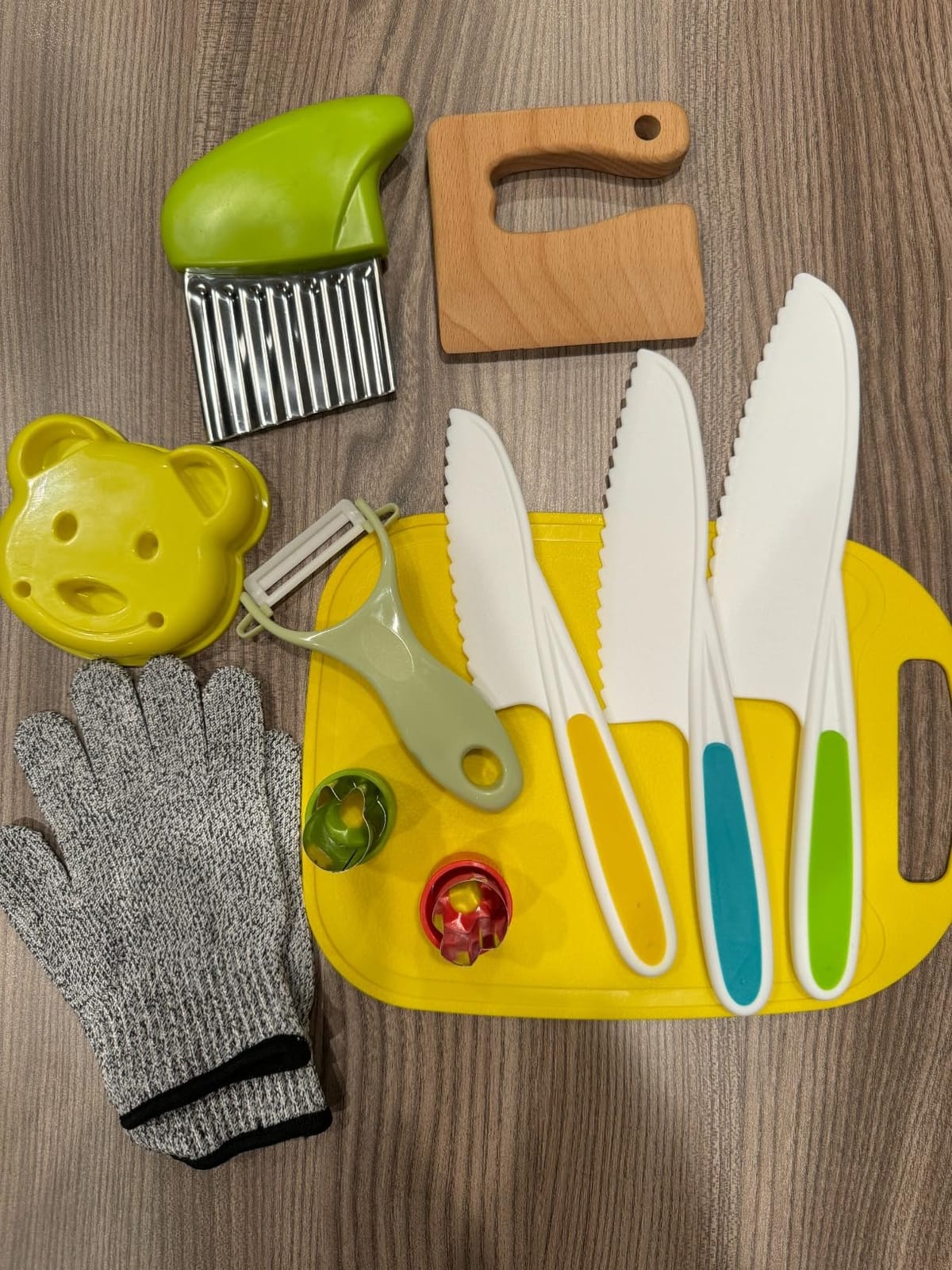 Leking 8 Pcs Wooden Kitchen Knife Set for Kids - Includes Safe Knives, Serrated Plastic Knives, Potato Slicers, Sandwich Cutter, Peeler and Cutting Board customer photo 1