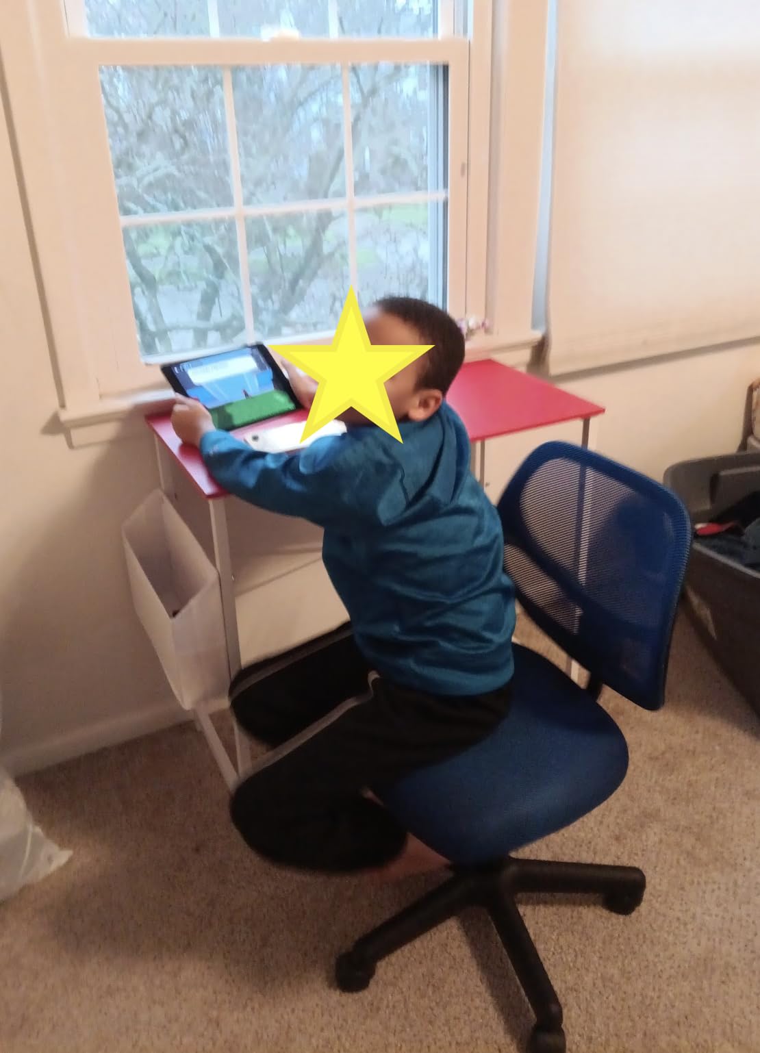 Amazon Basics Kids Adjustable Height Mesh Low-Back Swivel Desk Chair with Footrest, Rolling Computer Chair for Student Homework, Green customer photo 1