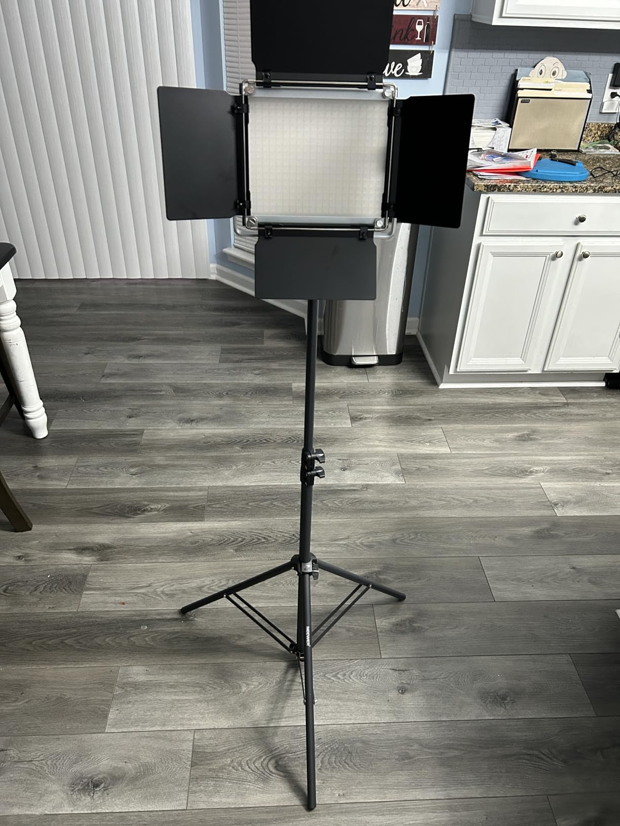 NEEWER Upgraded 660 PRO II RGB LED Video Light w App Control Tripod Stand customer photo 1