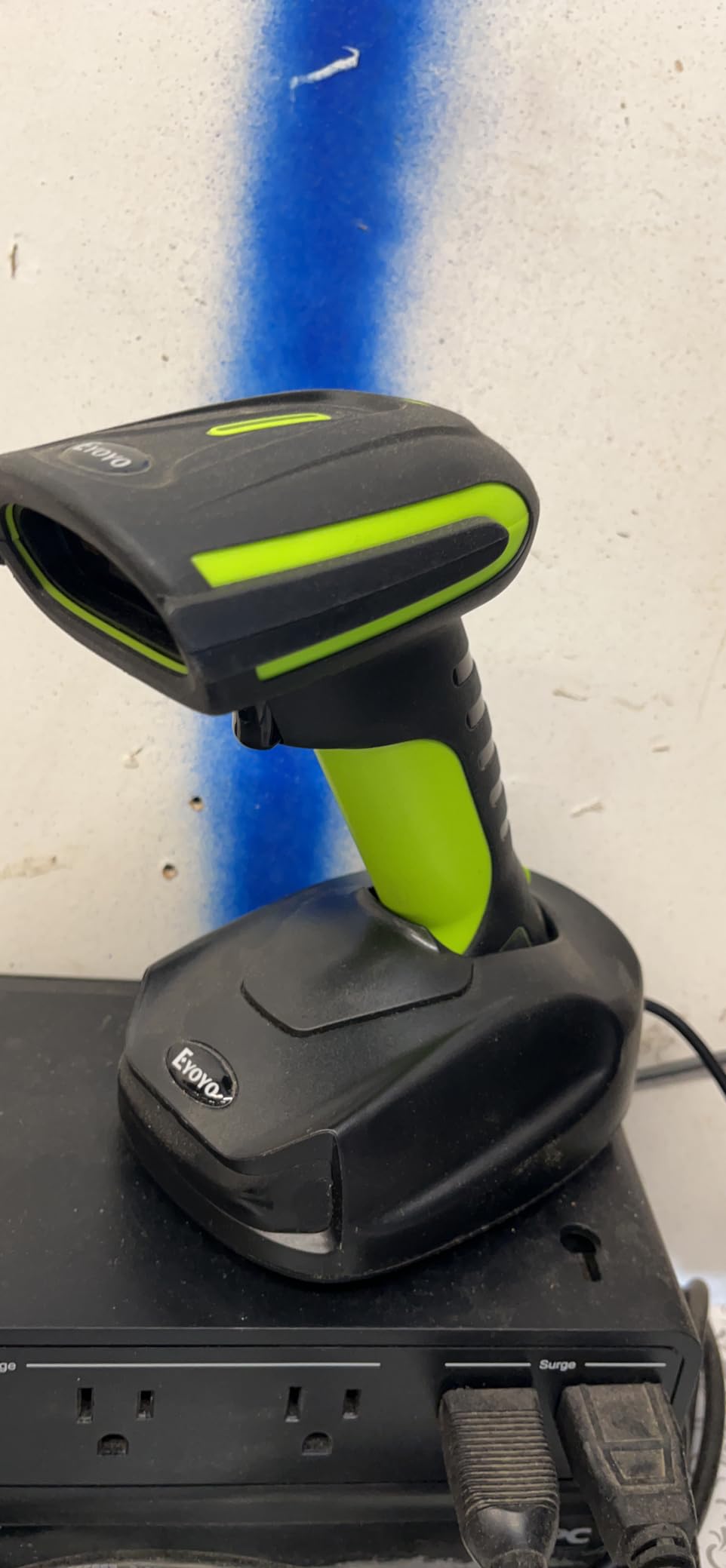 Eyoyo 2D QR Industrial Barcode Scanner with Wireless Charging Stand customer photo 1