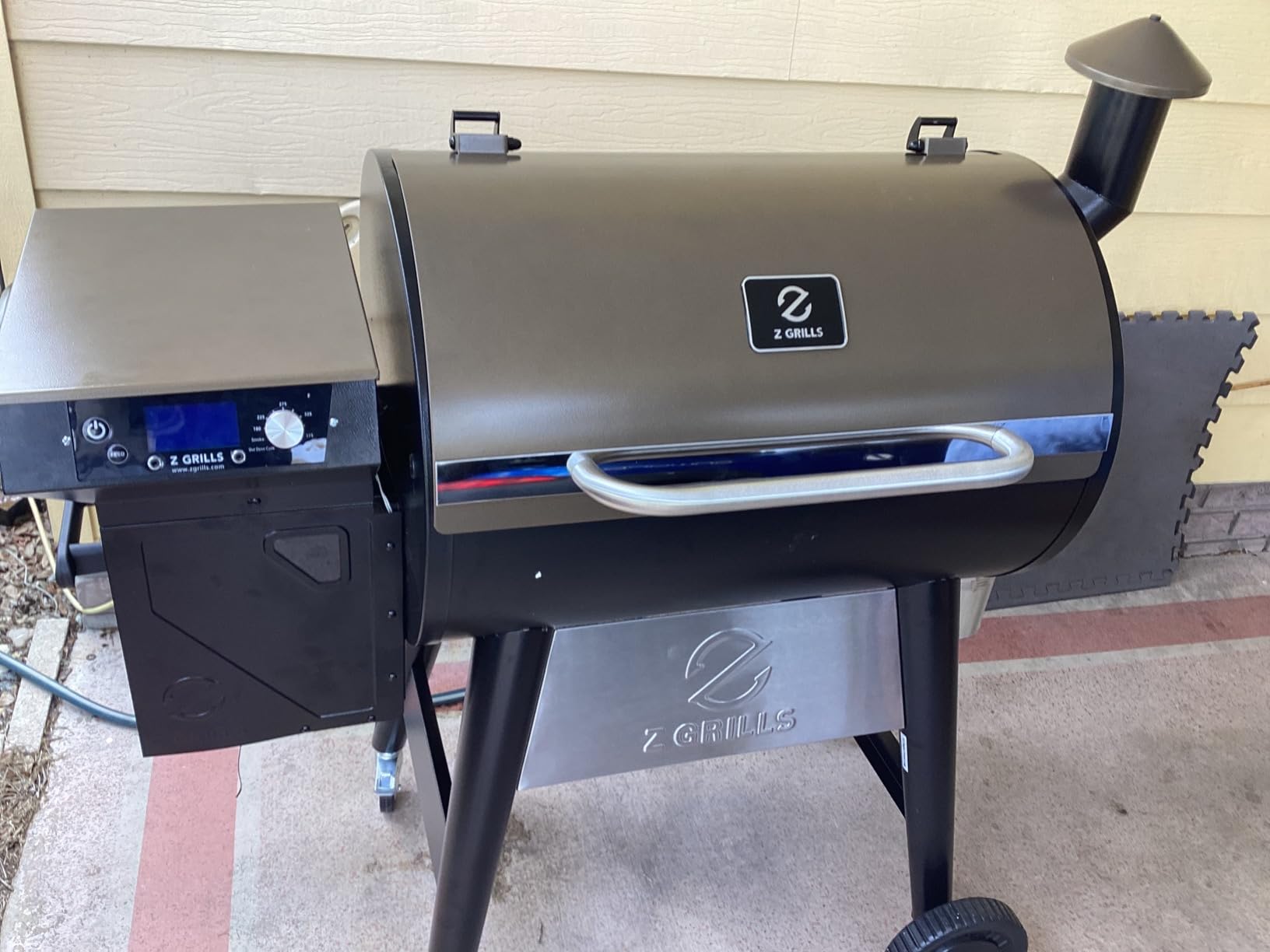 Z GRILLS 2026 200A Table Top Wood Pellet Grill, Pellet Smoker with PID V3.0 Controller, Meat Probes, 202 sq.in Cooking Area, Fit for RVs, Road Trips & Apartments customer photo 1