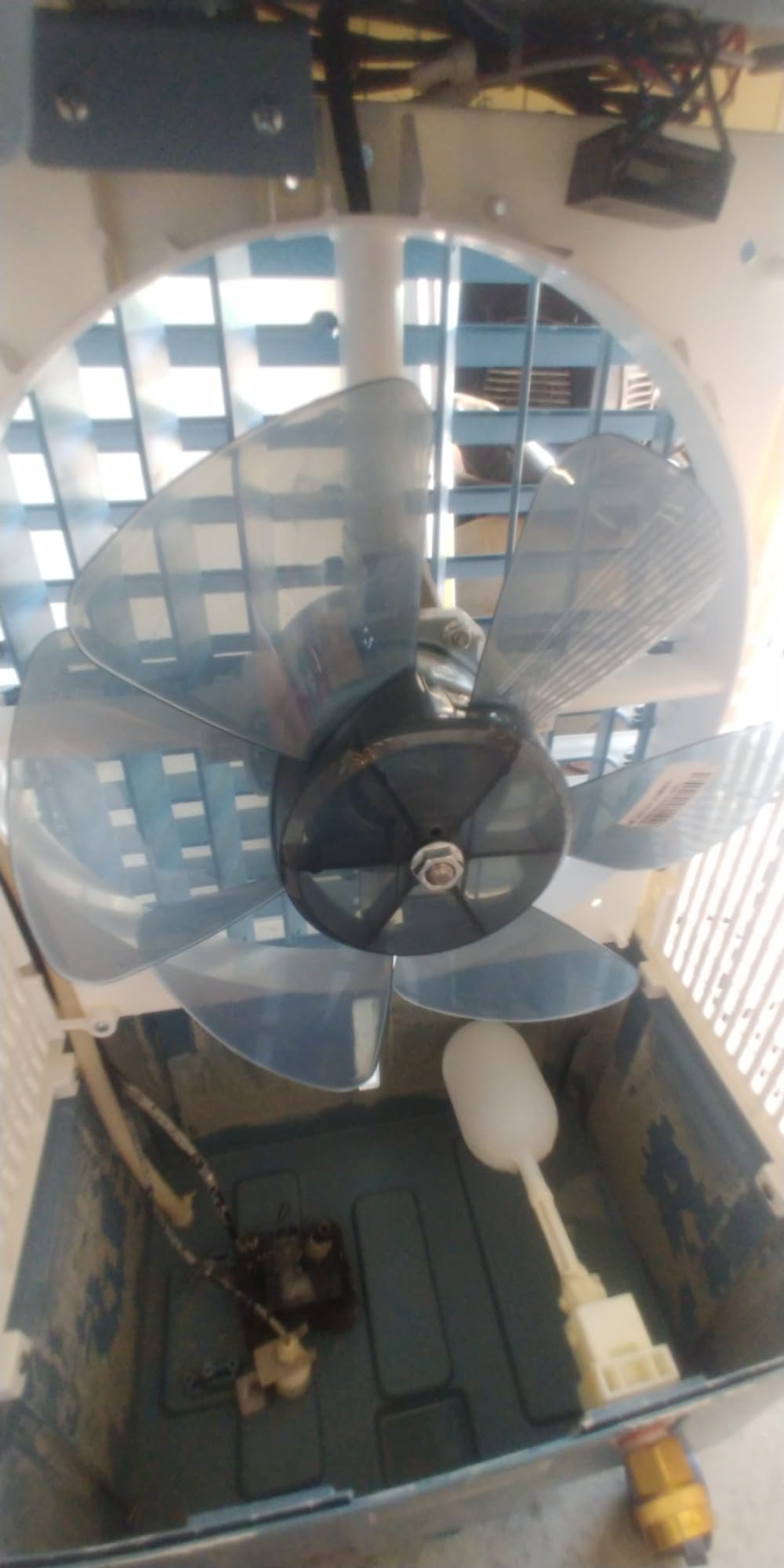 VEVOR Evaporative Air Cooler,1400 CFM 11X31 inch Air Cooler,3 Speeds Cooler Portable Air Conditioner,Energy-Saved Swamp Cooler for party,pool and patio,5 Gal Water Tank & 550 Sq.Ft… customer photo 2