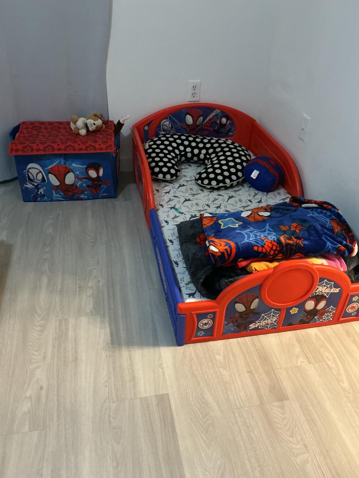 Delta Children - Marvel Spidey and His Amazing Friends 4-Piece Toddler Room-in-a-Box Set – Includes Sleep and Play Toddler Bed, Table, 1 Chair and Fabric Toy Box, Blue/Red customer photo 2