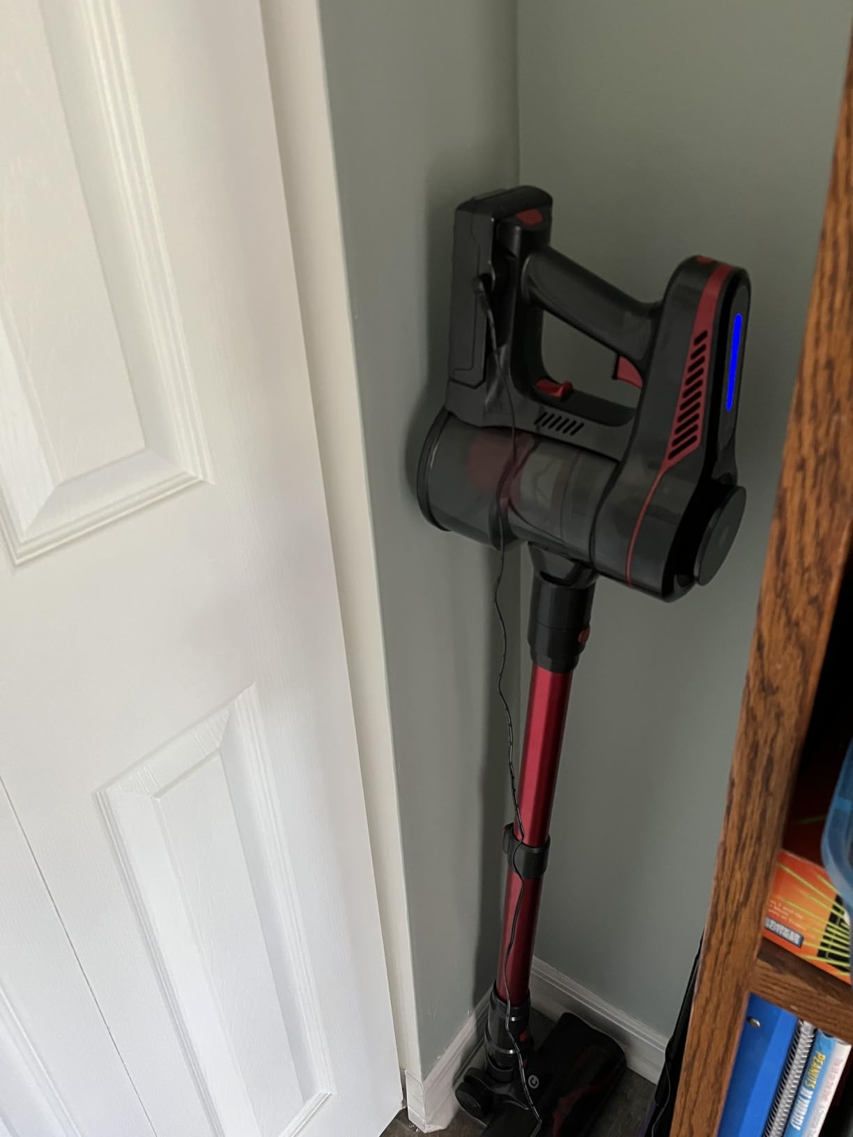 CHEBIO Lightweight Cordless Vacuum Cleaners for Home, Stick Vacuum Cordless Rechargeable with 45kPa Suction,45-Min Run,Anti-Tangle and Self-Stand, 6 in 1 Hardwood Vacuum Cleaner (red) customer photo 1