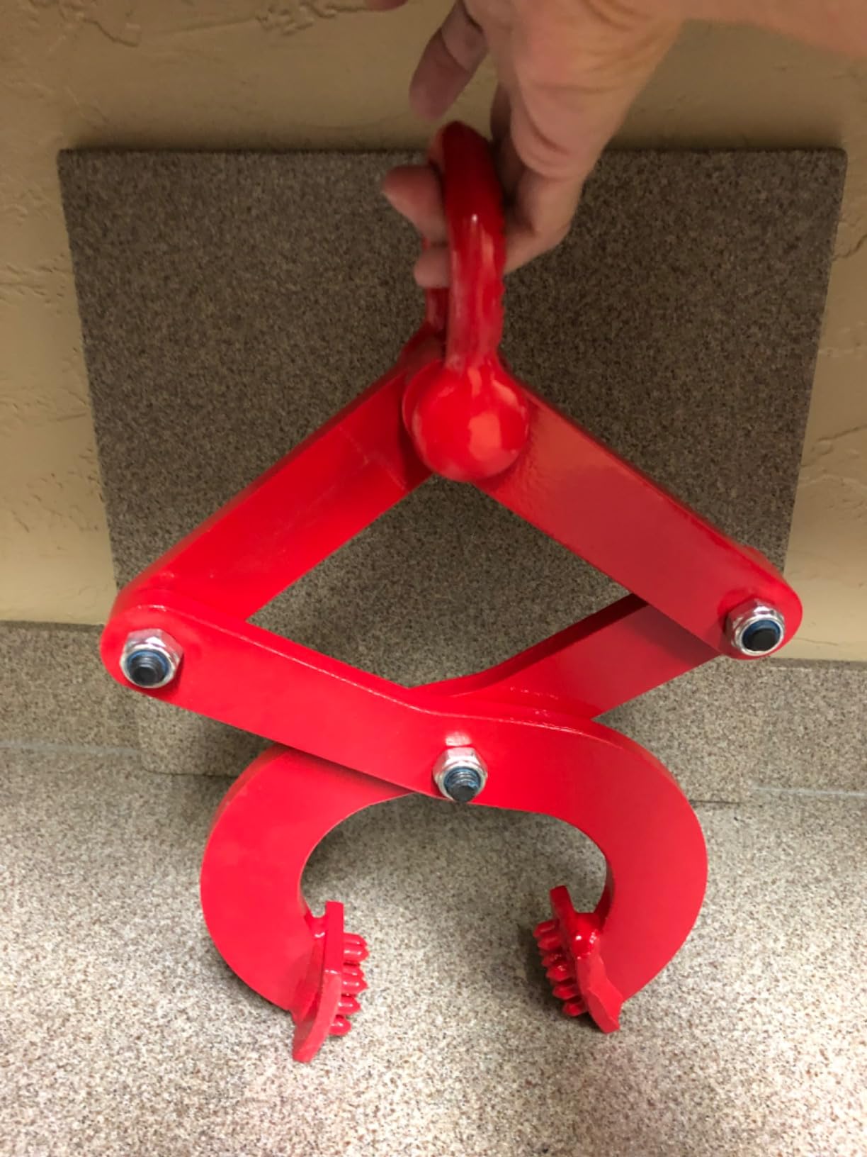 Fasmov Pallet Puller Clamp 1T/2205LBS Pallet Jack Puller Steel Single Scissor Hook Puller, 5.9 Inches Bigger Jaw Opening Pallet Grabber, Heavy Duty Steel Single Scissor for Pulling Pallets, Woods customer photo 2