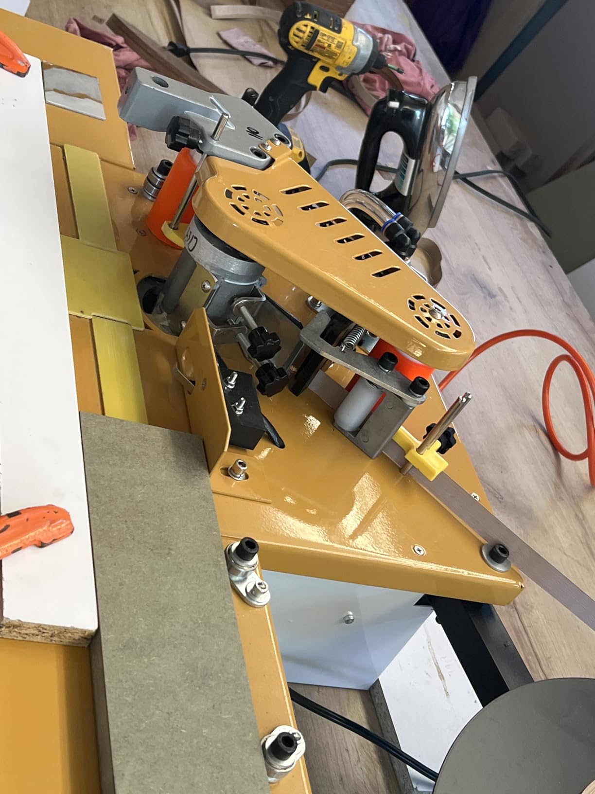 YUCHENGTECH Edge Bander Banding Machine Automatic Tape Breaking Portable Edge Banding Machine Curve Straight Edge Bander With Microcomputer Intelligent Temperature Control (110, Volts (AC)) customer photo 1