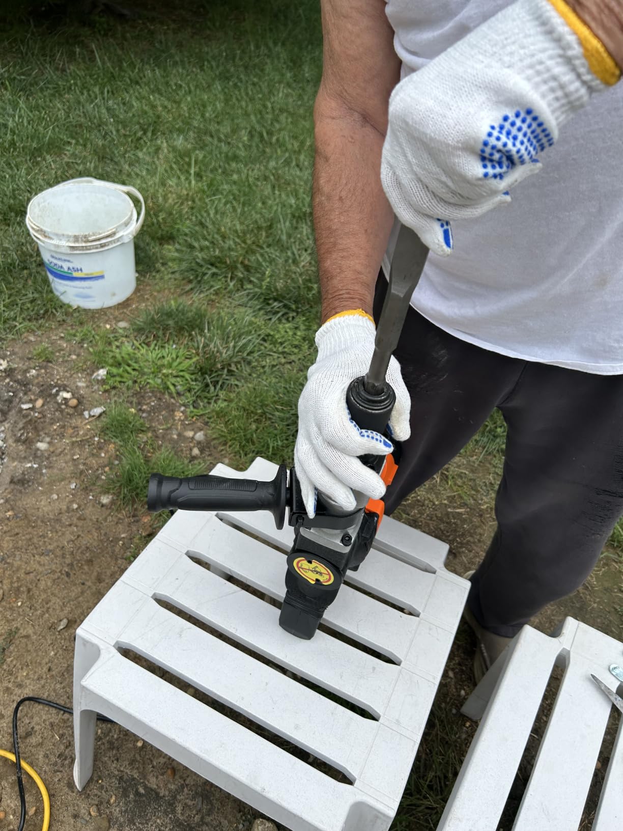 VEVOR Electric Demolition Hammer, 1400W Heavy Duty Jackhammer with 2 Chisel Bits and Carrying Case, 2900 BPM for Breaking Concrete, Includes Black Gloves customer photo 2