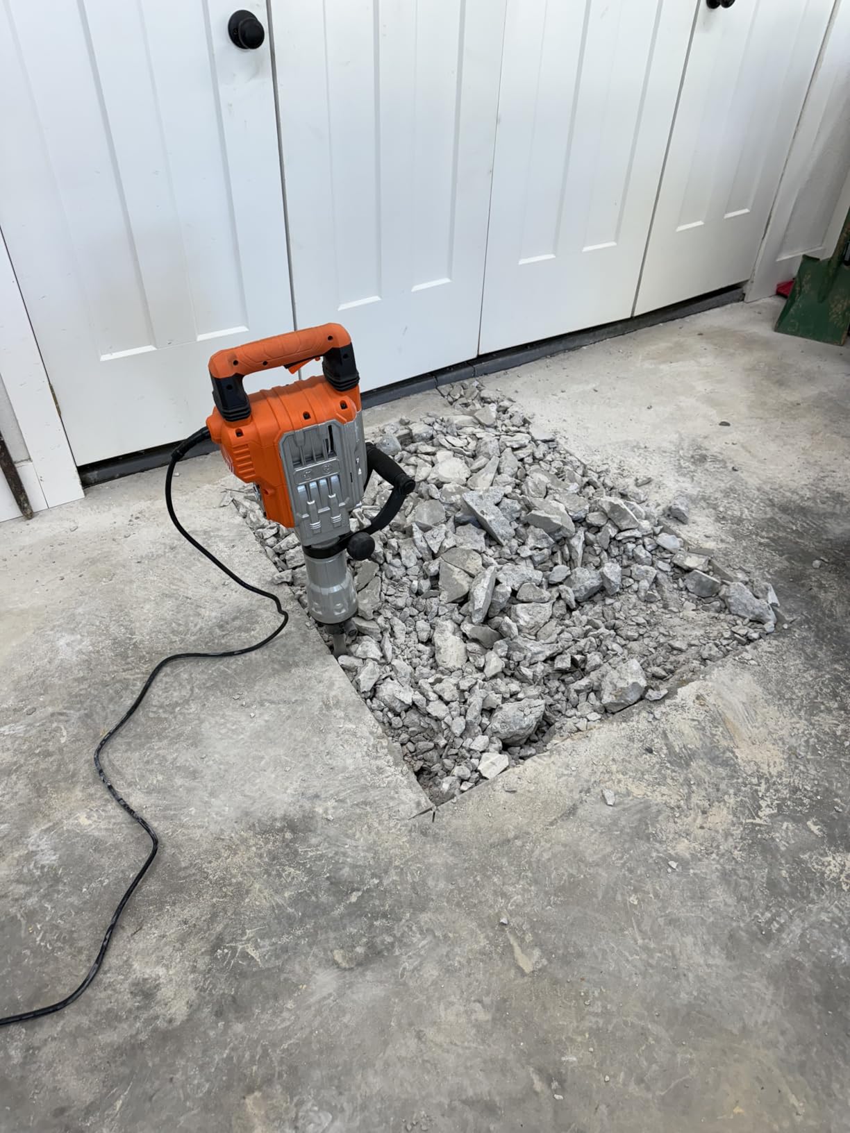 VEVOR 3500W Electric Demolition Hammer, 1900 BPM Durable Jack Hammer, Concrete Breaker with 2 Chisels, Gloves, and a 360° Rotatable Handle for Efficient Trenching, Black customer photo 1