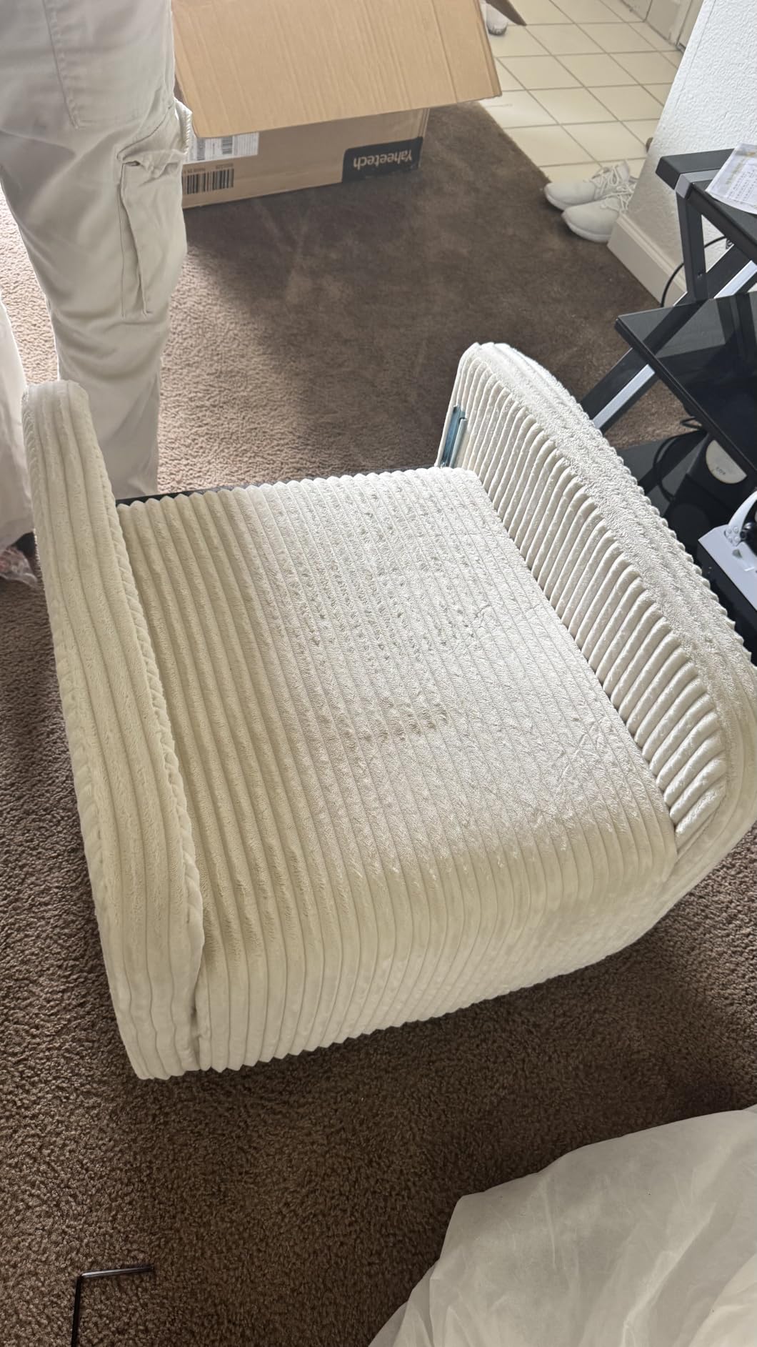 Yaheetech 360° Swivel Nursing Chair with Side Pockets, Beige customer photo 2