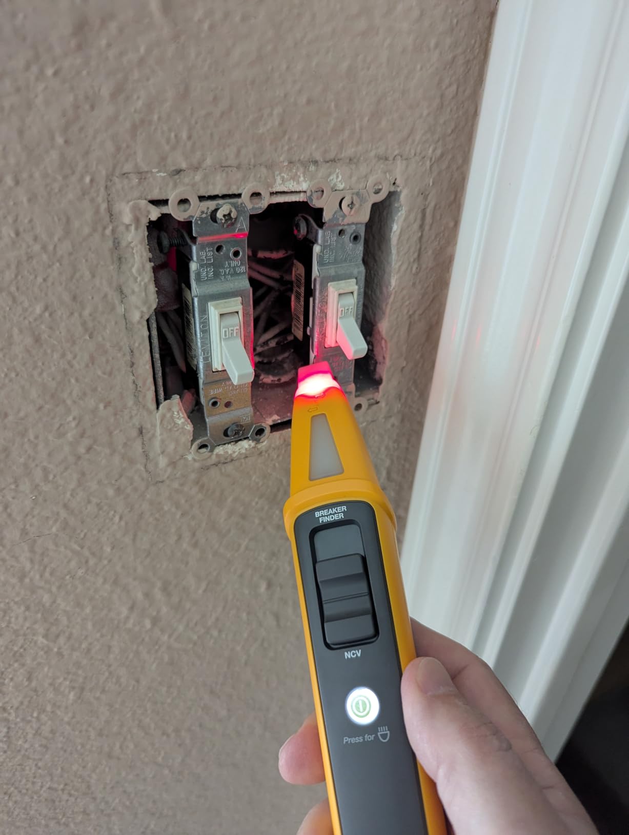 Fluke BK120 SmartTrace Breaker Finder and Socket Tester customer photo 1