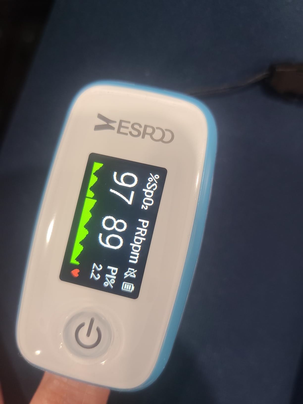 ESPOO Pulse Oximeter Fingertip, Spo2 oxygen monitor with Small Finger Clip, 20xMemory, Alarm & Brightness Adjustable customer photo 1