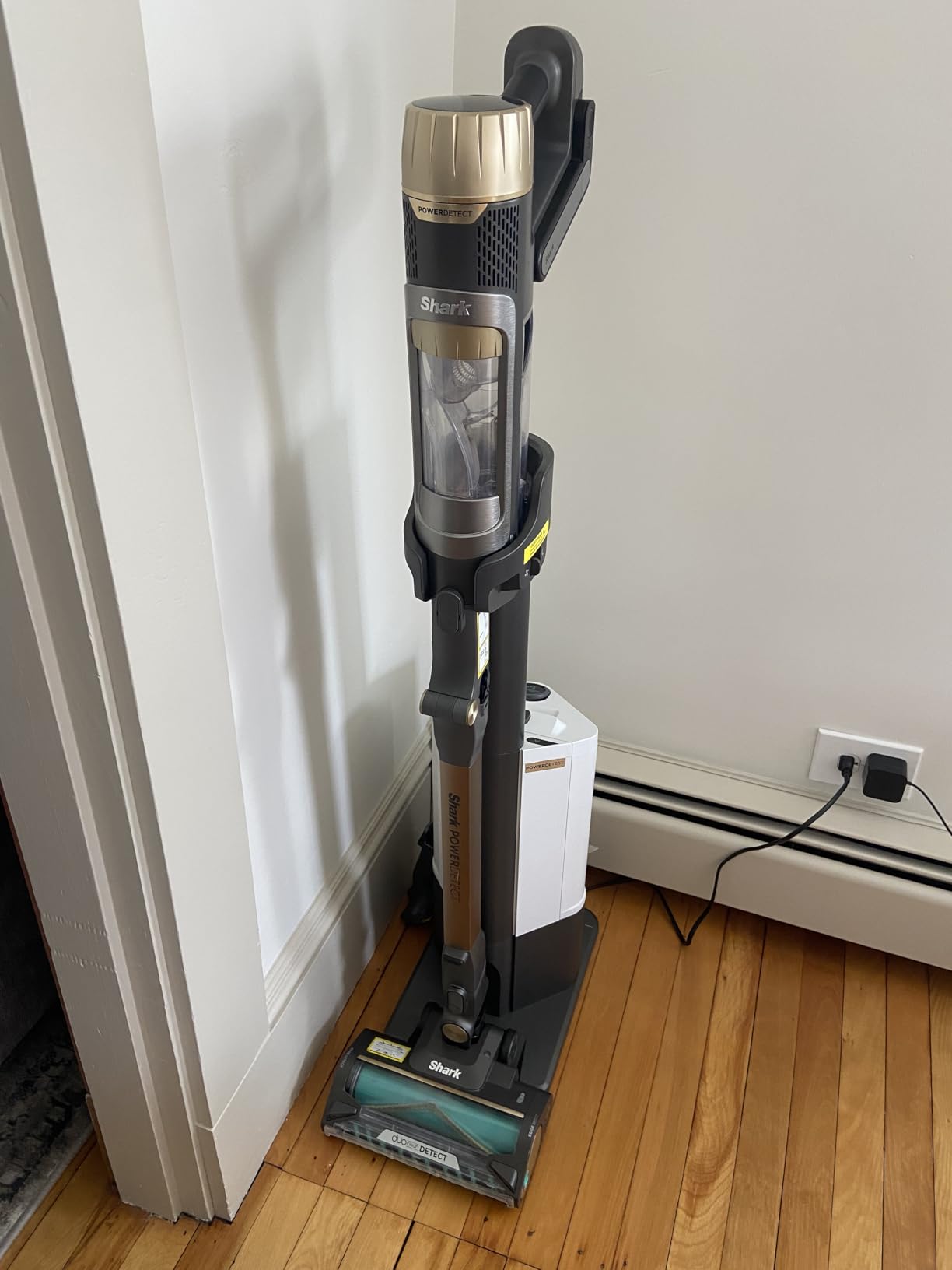 Shark PowerDetect Pet Plus Clean & Empty Cordless Stick Vacuum, IP3253 | Auto-Empty System, Powerful Suction, HEPA, Carpet & Hard Floor, Portable, Vacuum for Pet Hair, 70-Min Runtime, Gray customer photo 1