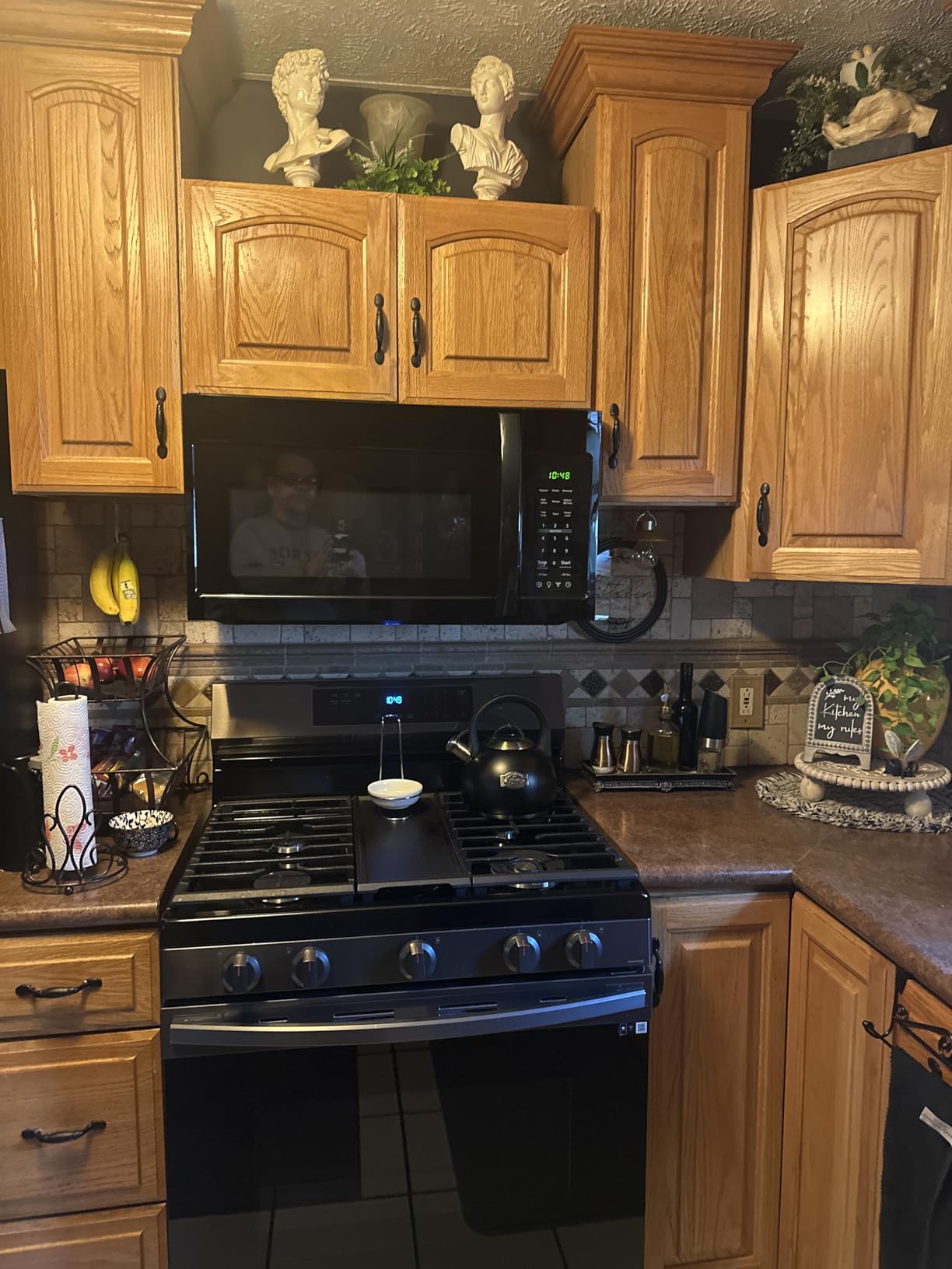BLACK+DECKER Over the Range Microwave Oven, 1.7 Cu.Ft, 1000W customer photo 1