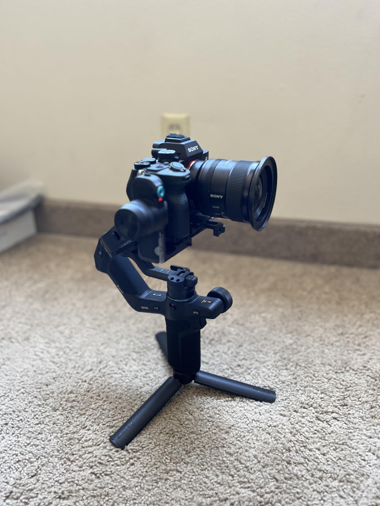 FeiyuTech SCORP Mini-3-Pro Gimbal Stabilizer for Camera Mirrorless/Compact/Action Cameras,Smartphone,18m AI Tracking,Detachable Remote Handle,4.4lbs Payload,3-axis Gimbal for Canon Sony Nikon customer photo 2