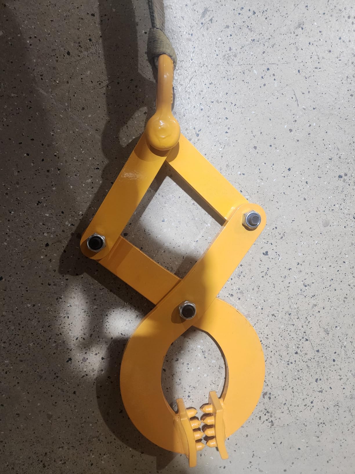 Industrial Pallet Puller Clamp, 2204 LBS Capacity, 6.1 inch Jaw Opening | Grabber Hook Heavy Duty Steel Single Scissor, for Pulling Pallets, Handling Stump Puller Pulling Hoisting customer photo 1