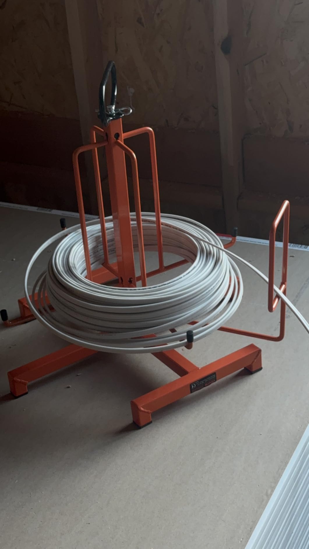 VEVOR Cable Dispenser, Floor or Stud Mounted, Wire Spool Rack, Portable Wire Rack Dispenser with Anti-Slip Metal Handle for Wiring Transport, Swivel Eyelet, for Electrical, Industrial and Retail Use customer photo 2