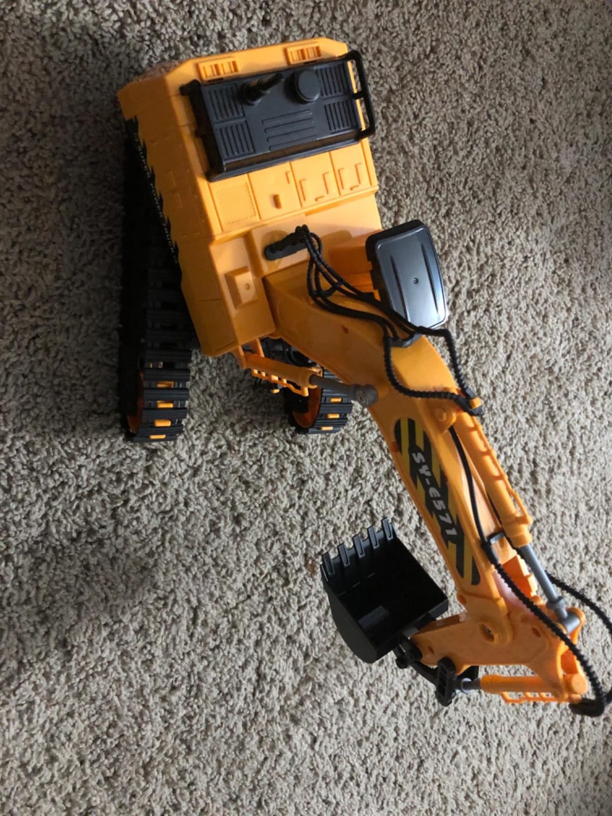 DOUBLE E Remote Control Excavator Toy, RC Excavators Sandbox Digger Hydraulic Construction Toys - Realistic Construction Vehicle with 6 Functions, Xmas Gift for Kids 3-14 Years customer photo 2