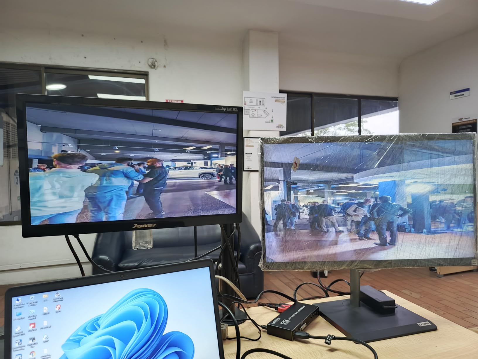 2x2 4k Video Wall Controller, Transform 4 TV Screens into a Single Wall Display with HDMI & DVI 4K Input, 180° Rotation, Audio Output, IR Remote/RS232/Button Press Control customer photo 1