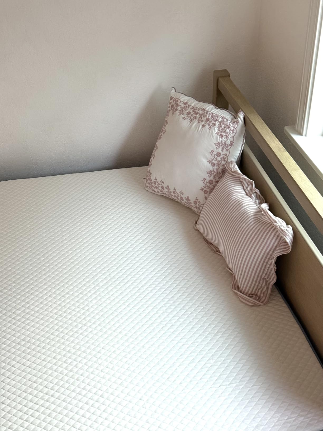 LIFEMENT Twin Mattress for Kids, 6 Inch Twin Bed Mattress, Basic Matcha Cooling Gel Memory Foam Mattress in a Box, Pressure Relief with Medium Firm Support, CertiPUR-US Certified, 75''L x 39''W customer photo 1