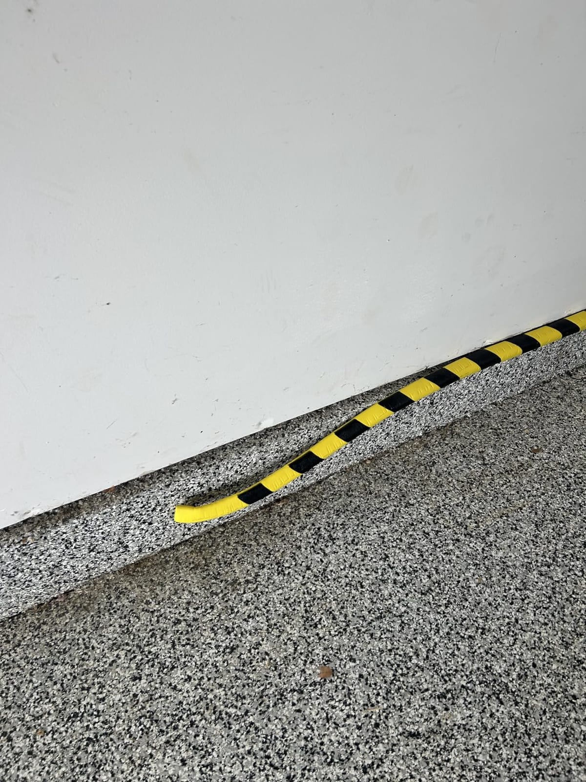 Wall Edge Corner Guards, 78.7in/2m Yellow Black Safety Bumpers, Self-Adhesive Foam Protector Padding, Warehouse Racks, Shelves, Garage & Equipment Protection customer photo 1