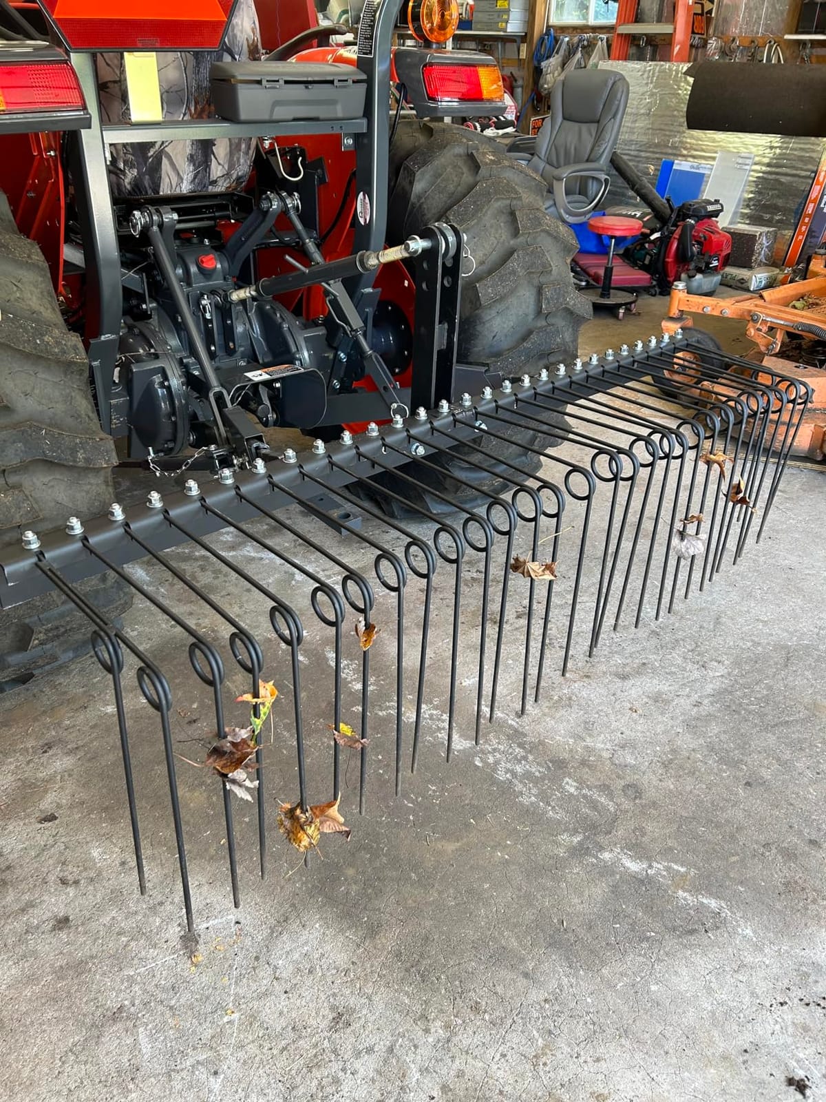 YITAMOTOR 3 Point Landscape Rock Rake for CAT 1, 5 FT Attach Tractor Rake | 32 Heavy Duty Steel Tines, 360 Degree Rotation, Tow-Behind Lawn Garden Tool Attachment for Compact Tractors customer photo 2