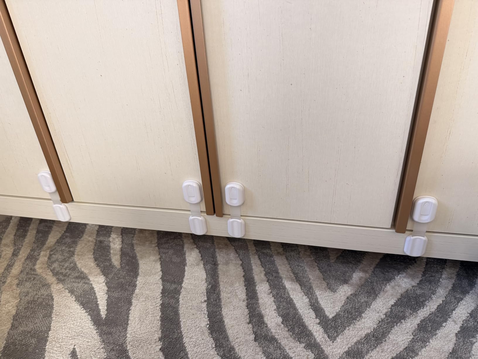 Niunuerga Cabinet Locks Baby Proofing - 14 Pack Child Safety Latches White | No drill 3M adhesive, Easy to install No damage, Adjustable length, Material safety, Suitable for drawers, fridge, cupboards customer photo 2