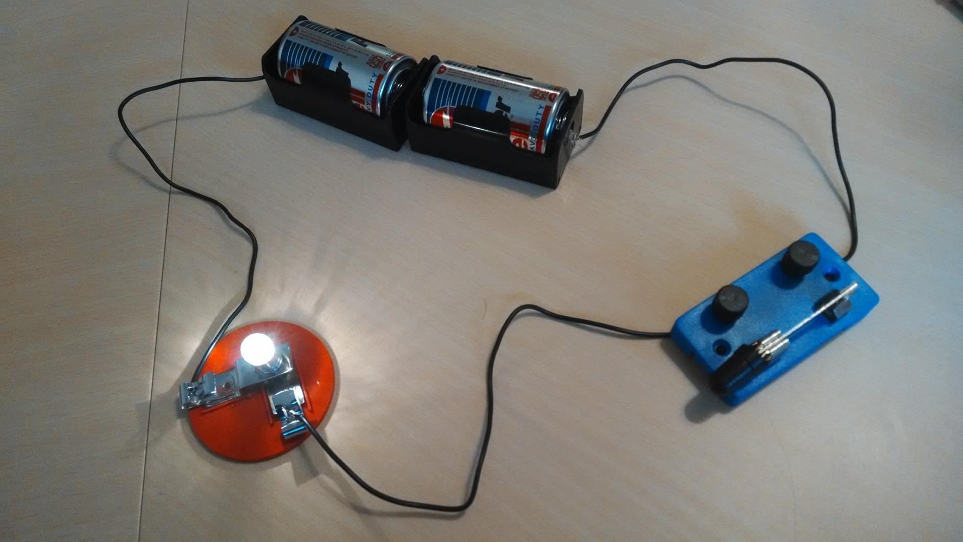 Eisco Simple Circuit Electricity Kit, Series & Parallel Circuits, 13 Piece customer photo 1
