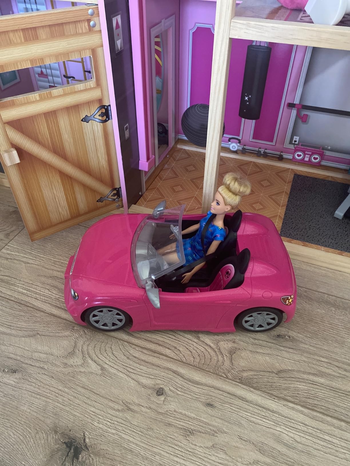Barbie Playset with Sparkly Pink 2-Seater Toy Convertible Car Featuring Glam Details & Fashion Doll in Sundress & Sunglasses (Amazon Exclusive) customer photo 2