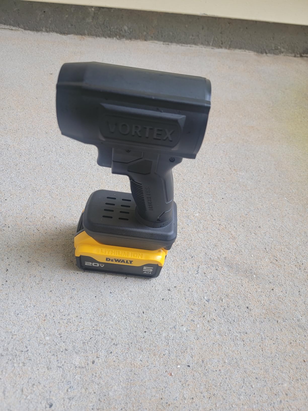 DEWALT 20V MAX 5 Ah Lithium Ion Battery and Charger Kit with Bag (DCB205CK) customer photo 1