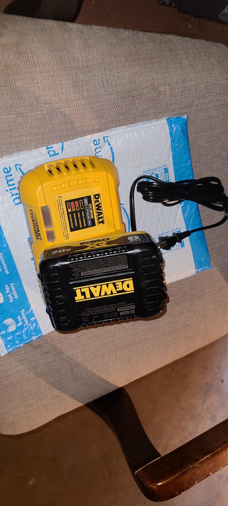 DEWALT 20V MAX/FLEXVOLT Lithium-Ion, Fan Cooled Rapid Battery Charger (DCB118) customer photo 2