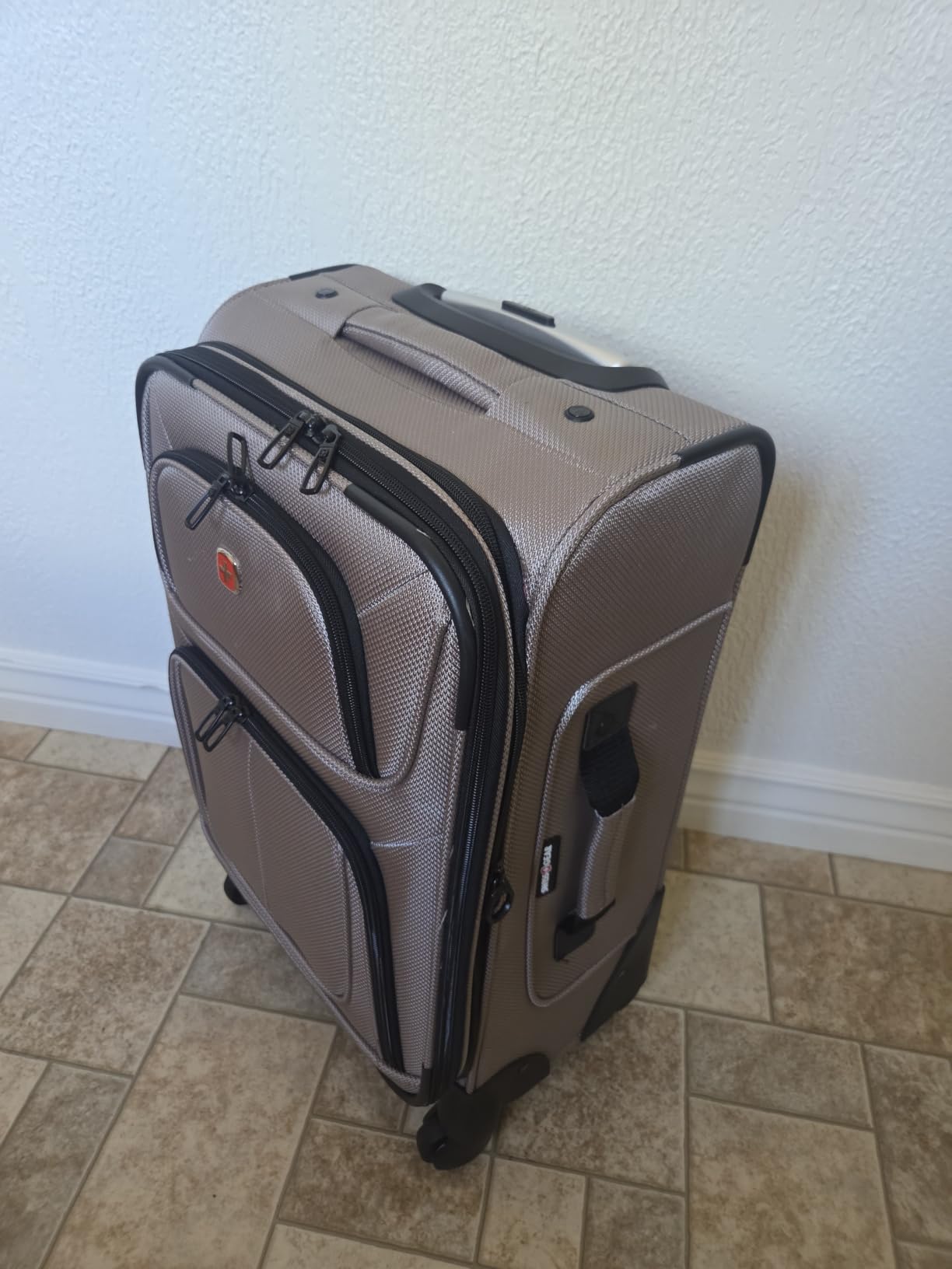 SwissGear Sion Softside Expandable Spinner Luggage Durable Lightweight Travel Suitcase, Teal, Carry-On customer photo 1