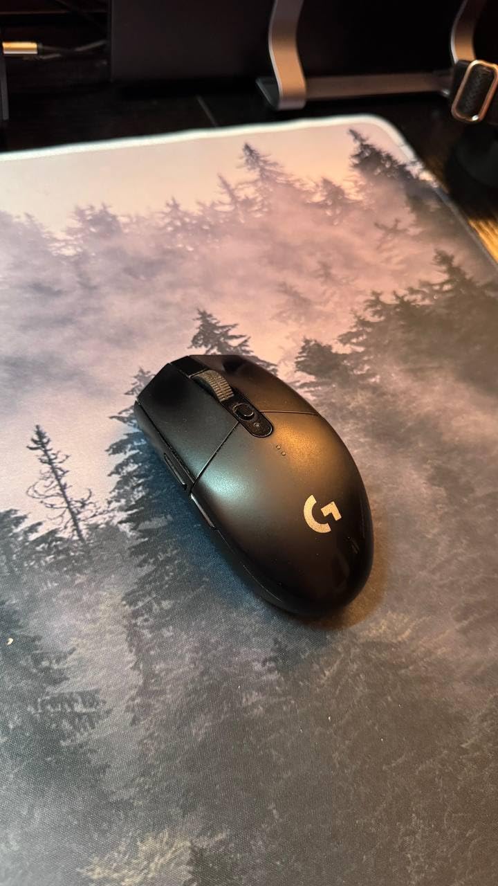 Logitech G305 Lightspeed Wireless Gaming Mouse - Black customer photo 1