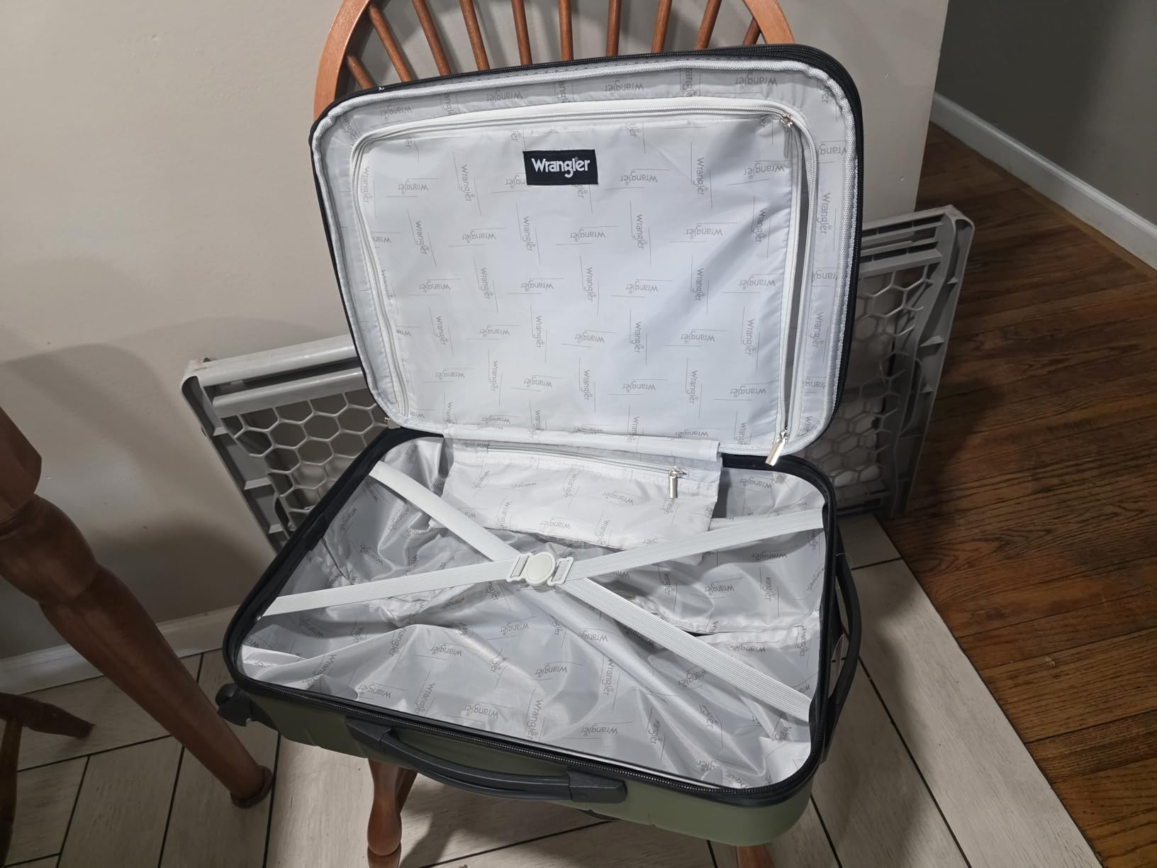 Wrangler Smart Spinner Hardside Luggage, 22-Inch Carry-On, Black customer photo 2